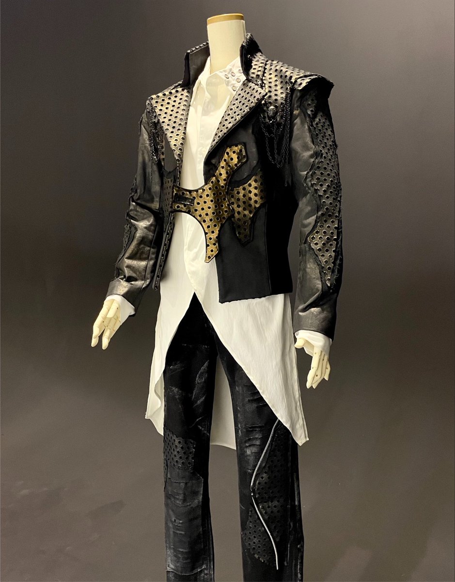 hnaoto_official's tweet photo. 【PROJECT R.E.D.】第2弾
『角醒ハンター オメガホーン』

🧱鉄壁のレイジ🧱

衣装をh.NAOTOが担当いたしました。

レザーライクとメタリックなパンチング素材のショートジャケットから、流れるようなシルエットのスワローテールシャツへと続くスタイリングが特徴です。​​​​​​​​​​​​​​​​​​​​​​​​​​​​​​​​​​​​​​​​​​​​​​​​​​
https://t.co/YNxIDUZ47f

テレビ朝日系列で毎週日曜9時30分-10時に放送中。ぜひチェックしてください！​​​​​​​​​​​​​​​​​​​​​​​​​​​​​​​​​​​​​​​​​​​​​​​​​​

#ProjectRED #オメガホーン #鉄壁のレイジ　#角醒ハンターオメガホーン