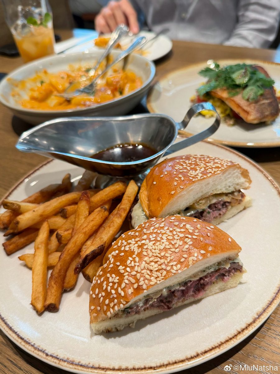 HiSandy_lolo's tweet photo. 🧸: There’s nothing better than having Sunday lunch with family. 🥞🍽️🤍

Brown foood🤤
#MiuNatsha #หมิวณัชชา https://t.co/VhpvBuR77e