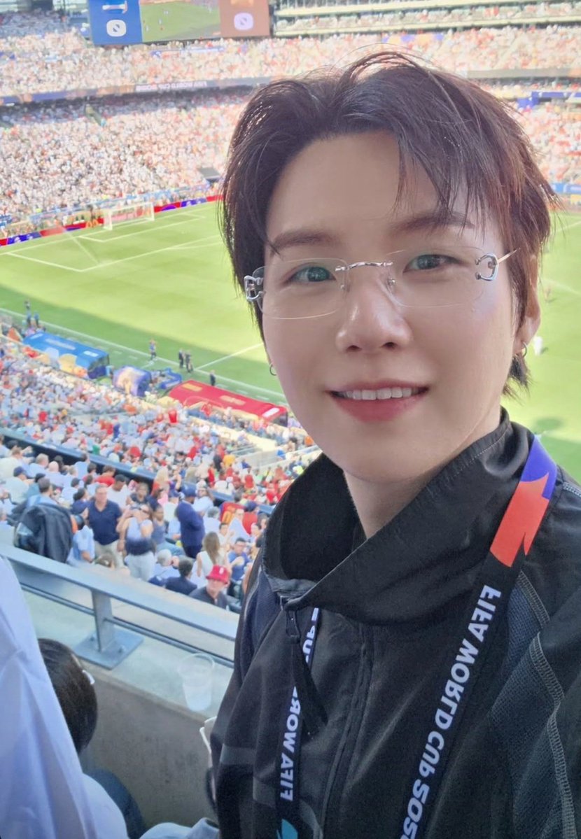 fyamimi's tweet photo. ✮⋆˙¿Y ese lindo?˙⋆✮ #yoonminau #auyoonmin

Dónde jm inaugura el mundial y yg que estaba en las gradas queda flechado por él y le pide como favor a su amigo streamer que lo deje entrevistarlo. https://t.co/cBApbb6bf0