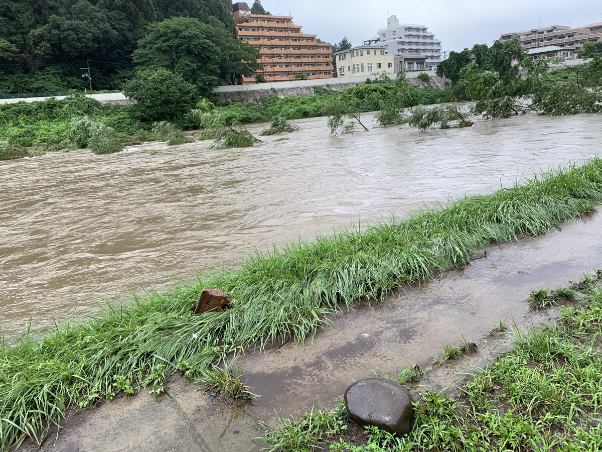 thgTCstudent's tweet photo. 濁流やば
河原が全部飲み込まれてる https://t.co/iEUQSw50K7