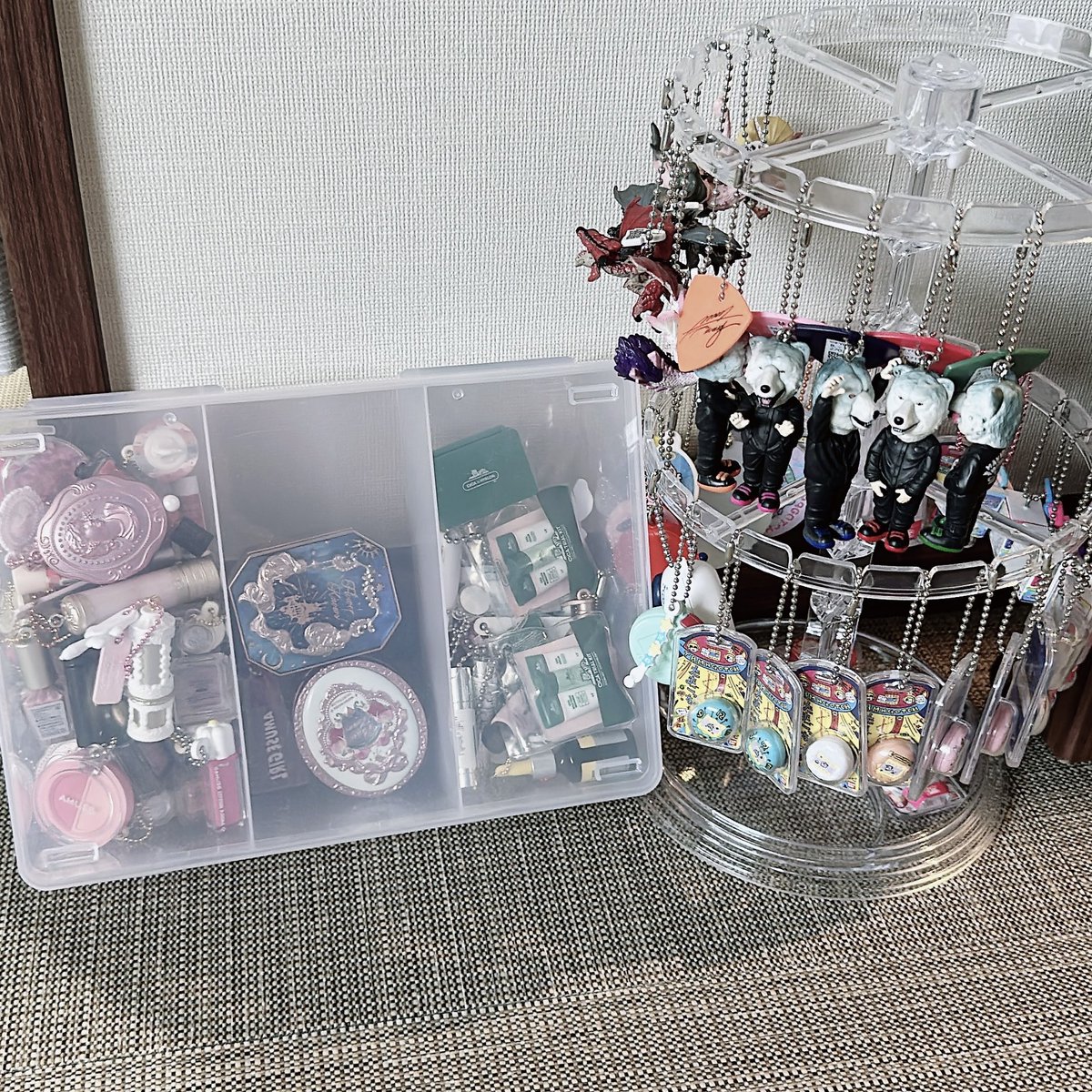 a_an2020's tweet photo. 結局、右の収納方法だとガチャの数多すぎて
左の箱詰めになってしまう。
誇りも入らんし、そのまま積めるから◎ https://t.co/oDlEnsIY7M