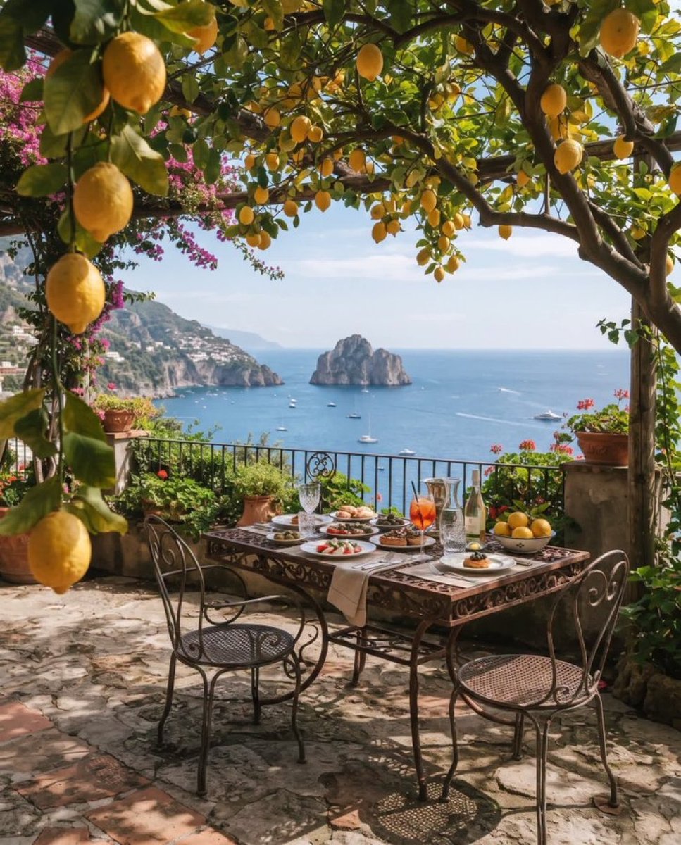 Matt_Pinner's tweet photo. Lunch under the lemon tree 🇮🇹🍋🌿 https://t.co/0qShwppV1L