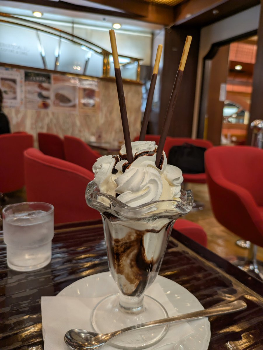 Rose_bleue_s's tweet photo. 有楽町は交通会館の地下にあるローヤルへ。
ほんっとにシンプルなチョコレートパフェすぎ！
バニラアイス、生クリーム、チョコソースのみ！

#純喫茶コレクション https://t.co/ior2OWPuk5