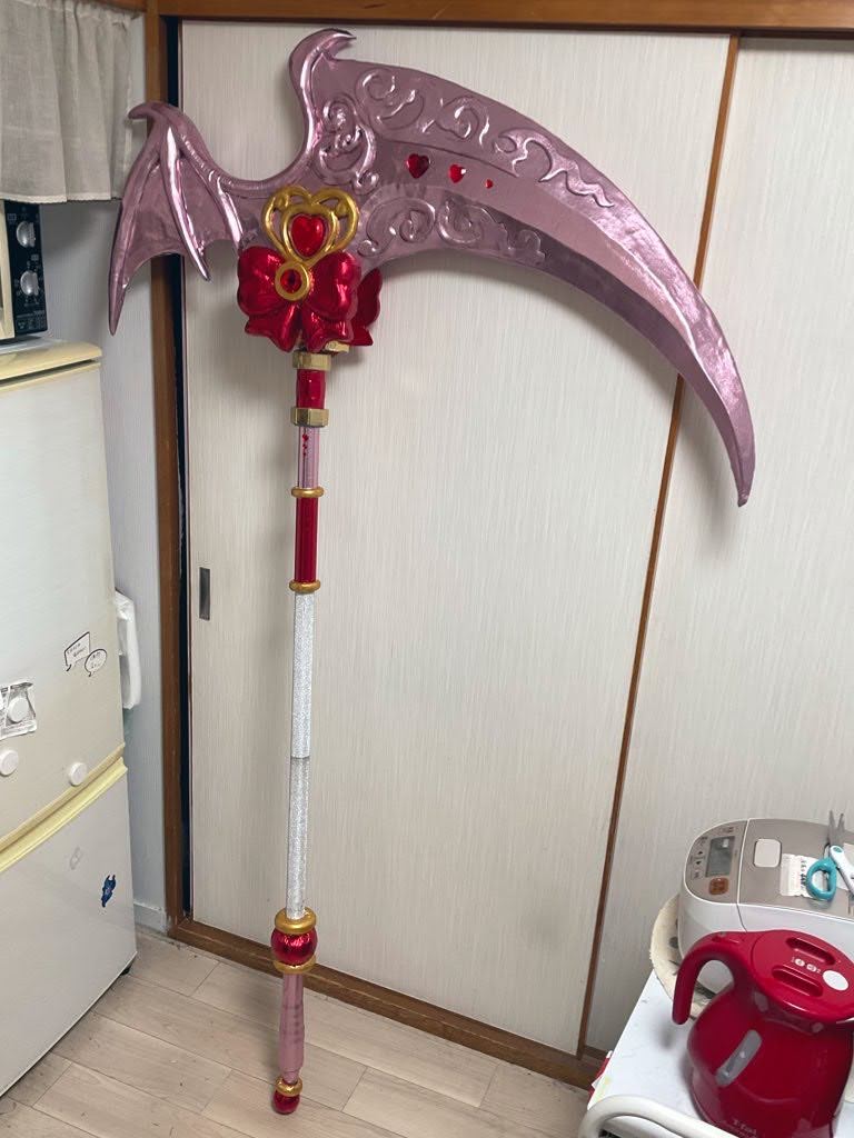 westmaison1's tweet photo. 反響解説第二弾✨️あむさんの大鎌
きゅるりんってしてみてメンバーの生誕祭用の小道具一発目がこの大きさでした😂リボンの下辺りで分割する作りになってます🎀衣装と整合性をとりつつ地味にならないカラーリングで、塗料ほぼ無使用💖
※動画音声あり
#逃げ水あむ
#きゅるして
#ウェストメゾンわーくす https://t.co/VyiJ5x9jzg