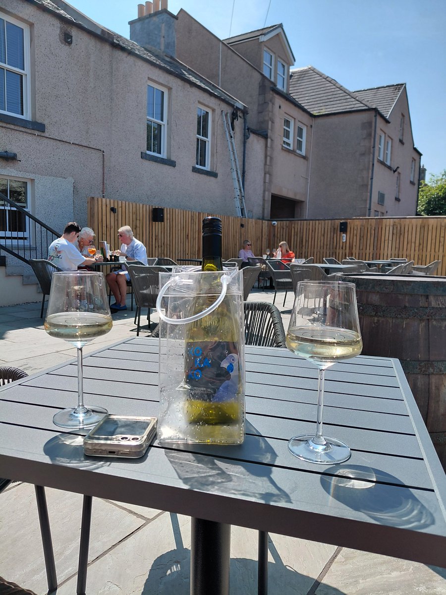 sandymb1956's tweet photo. The newly restored/refurbished beer terrace and garden🍺🍷🥃 at 
THE RAILWAY INN, JUNIPER GREEN
#Edinburgh looking good in the sun
Also very POASH lavvies 😃 . https://t.co/qXn7pirZJm