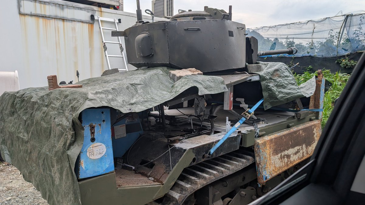 WOLFGANG1945's tweet photo. 仲間の協力を得て
遂にM4シャーマン(シャーボーイ)の装甲部分が新車体に移設されました。
多分250キロくらいあったのでしびれたました… https://t.co/4sTnMRyouN