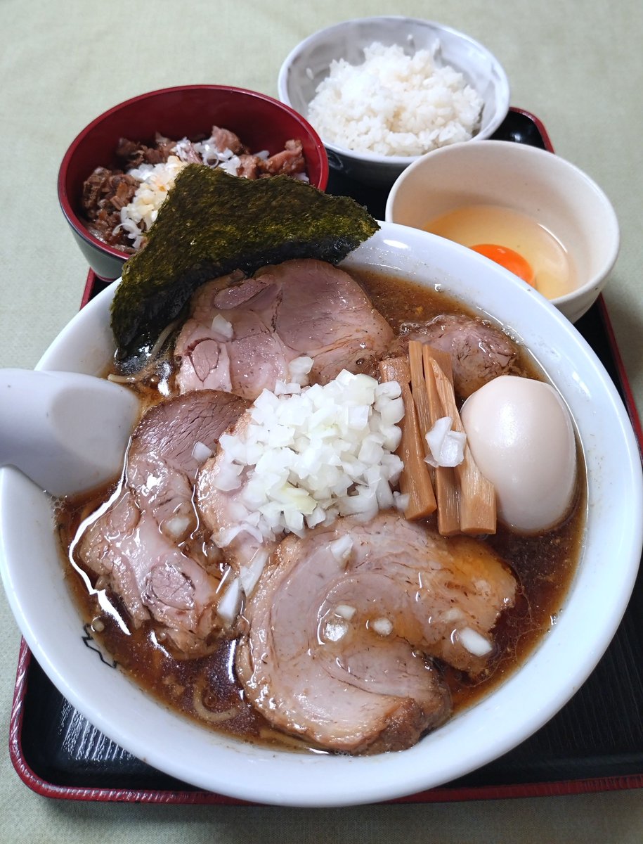 hippoton3's tweet photo. 房州華乃蔵@南房総市千倉
今日も華乃蔵で昼飯😊
《Cセット肉増、濃いめ》
ラーメン【醤油】
麺大盛
生卵
ミニチャーシュー丼
ご馳走様でした。 https://t.co/nD1VNhTMwj