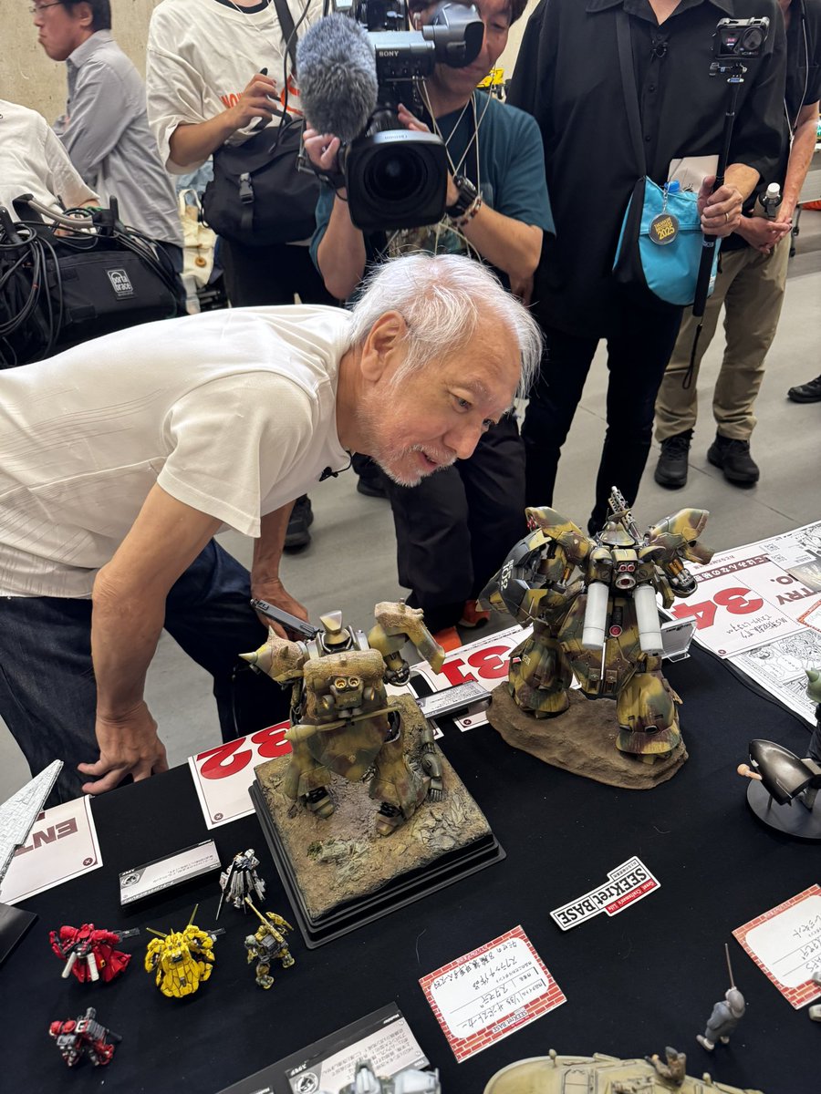 pocp42's tweet photo. #おとなの秘密基地展
近藤和久さんが作品見てくれました‼️
近藤版作ってて良かった〜笑笑 https://t.co/UV78jxTVdI