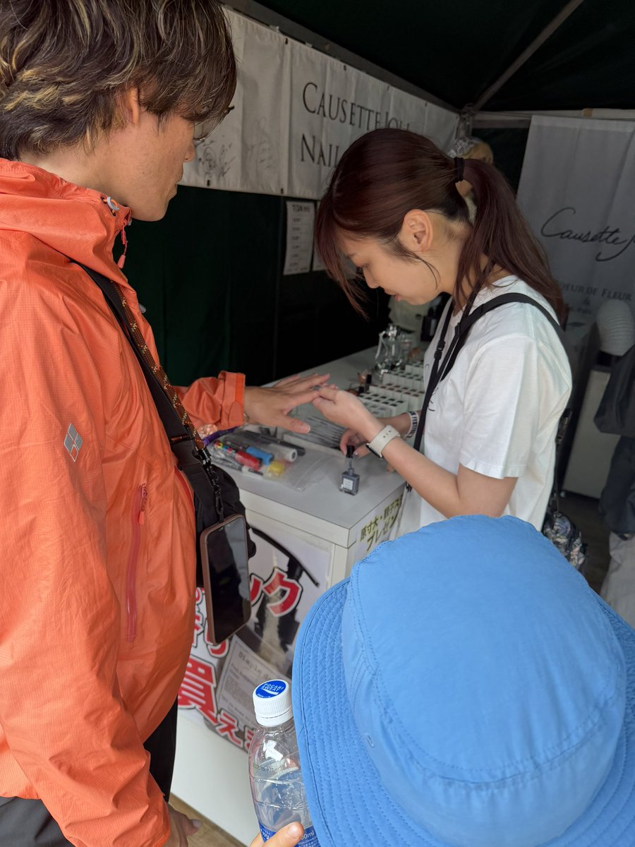 nakamura_emi's tweet photo. #Fujirock

#CausetteJoji さんのブースにもお邪魔させてもらいました！！
苗場の空をカラーにしたものもあって、塗ってくれたりしますよ！
ぜひ遊びに行ってみてくださいね！

#simpleday ラインもおいてますよー！！
NakamuraEmi https://t.co/2zXHlEw2SH