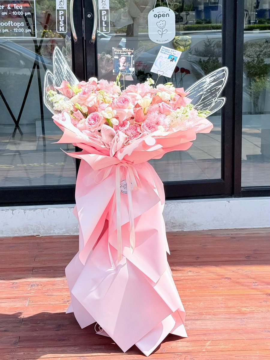 pandastudio_bkk's tweet photo. ผลงานช่อดอกไม้สุดหวานสำหรับวันเกิดนุนิว! 🌸
ขอให้นุนิวมีความสุขมากๆ และมีวันที่สดใสนะ

Thank you to our lovely customer 
for trusting us.
____________________________

#นุนิว 
#นุนิวชวรินทร์ 
#ยิบห้าขวบนุนิวเดย์ 
#25happynunewday 
#nunewchawarin https://t.co/pBcc5jHdN5