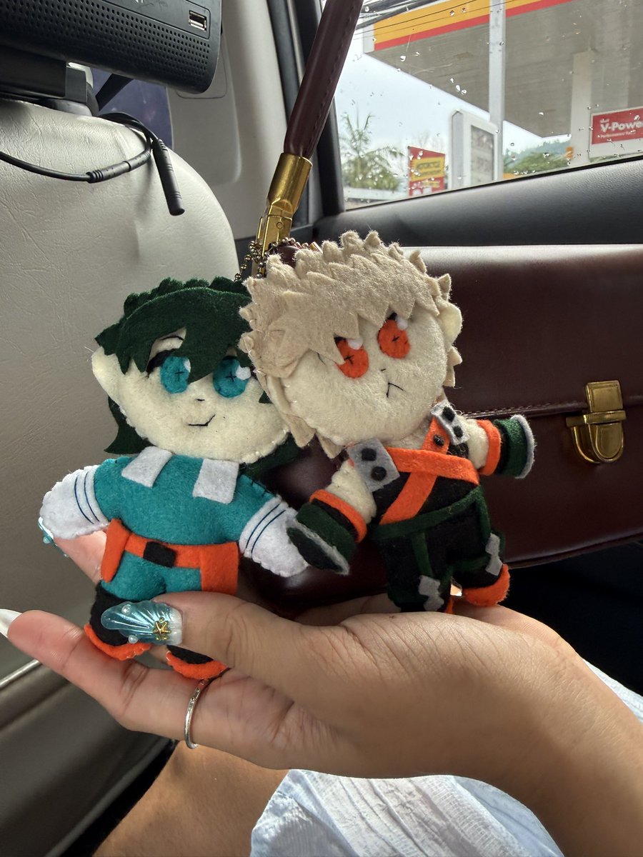 bonniecrossing's tweet photo. so thankful @craftysaturns made space for this commission despite everything happening 🥹 i got these made for my partner and they absolutely ADORED them !!! saturn captured them so well, and i’m glad it’s them i trusted for this 🥰 second order done and def not the last ! 💟✨ https://t.co/R5HocAEbxA