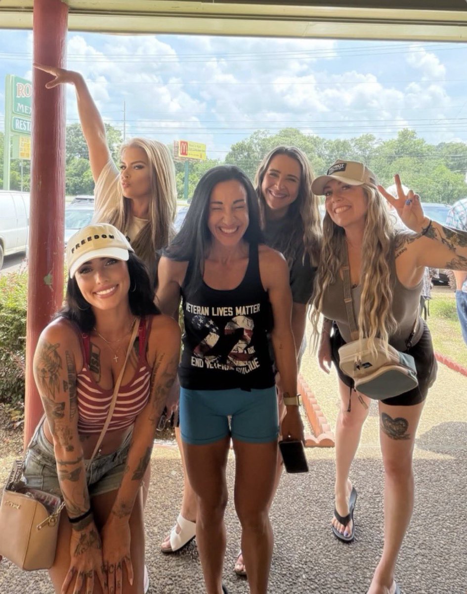 Barbiport24's tweet photo. Girls weekend 😉😇 Loading https://t.co/pUYQdxQyNw