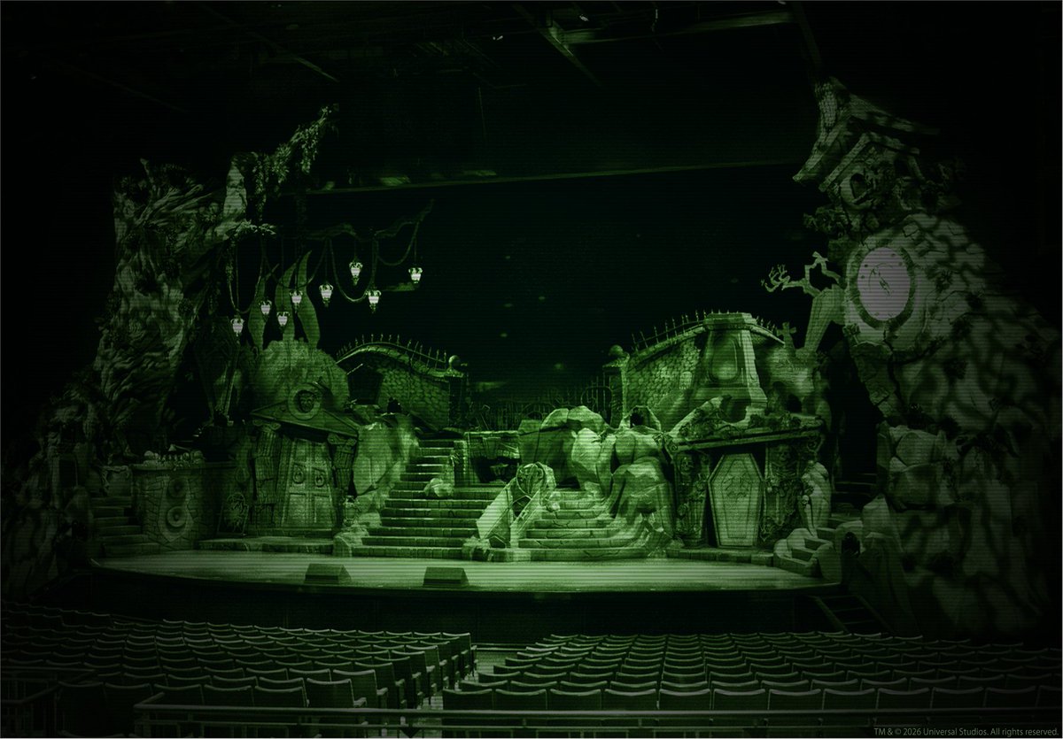 USJ_Official's tweet photo. パーククローズ後の墓場。

あれ？あの扉、
いつもなら閉まっているのに...

#幽霊の日 https://t.co/lA5SxJaTCK