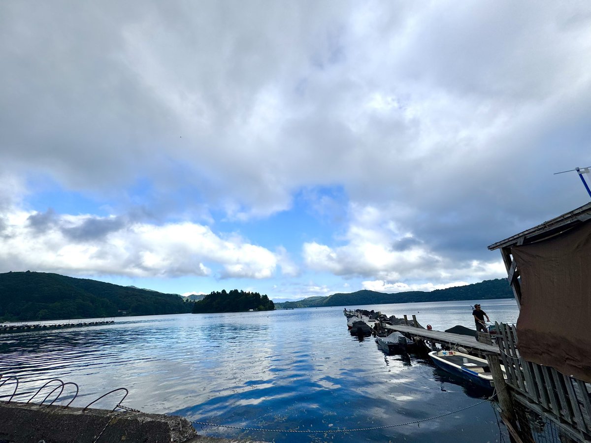 xiatanejo's tweet photo. 7/25は野尻湖の花火大会でした。混雑もなく、宿の部屋からもお庭からも花火を楽しめました。サップやカヌーをしに来てるひともたくさん。静かで涼しい…本当に平和でした。

#野尻湖 https://t.co/1sspsET4vS