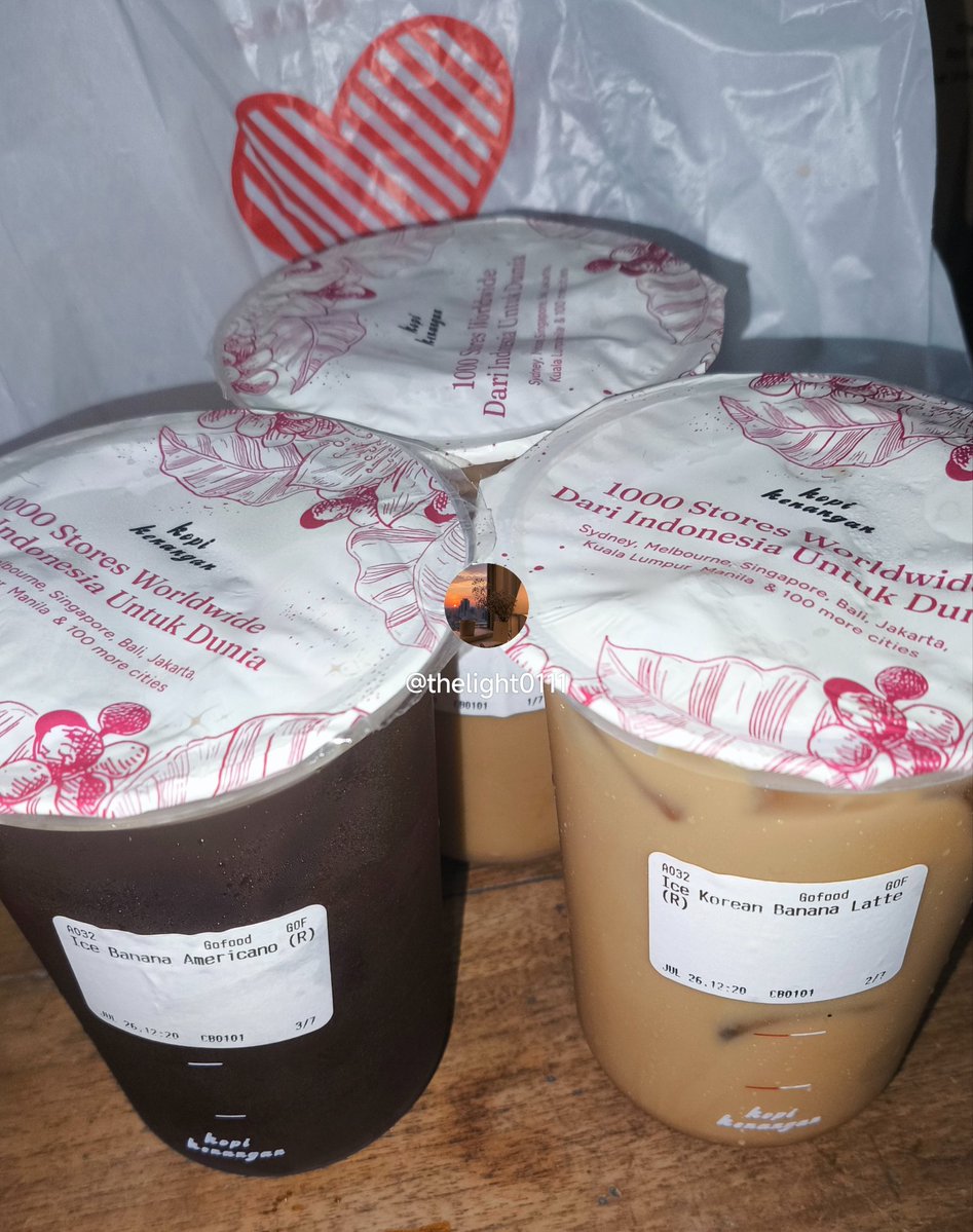 thelight0111's tweet photo. Hari Minggu, libur nyeduh kopi dulu ☕

Udah lama penasaran sama americano rasa buah, tapi masih maju-mundur.
Pas buka GoFood, lihat ada Haechan di menu Kopi Kenangan... ya udah, sekalian aja dicoba 😂

Untung Ice Banana Americanonya masih masuk di lidah.

Kadang yg bikin checkout bukan kopinya, tapi siapa yg muncul di menunya. Ada yg kayak gini jg? 😂

#Haechan #NCT
