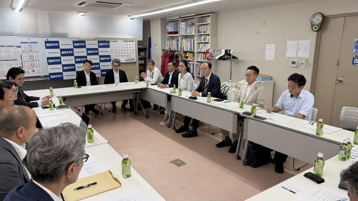 Image for the Tweet beginning: 愛知県行政書士政治連盟の竹田勲会長をはじめ役員の皆様と意見交換会を行いました。

竹田会長から要望書もお手渡しいただき、行政手続のデジタル化や災害時の支援体制など、行政書士の皆様が現場で感じておられる課題等を伺いました。

いただいたご意見を今後の政策にしっかりと生かしてまいります。 
