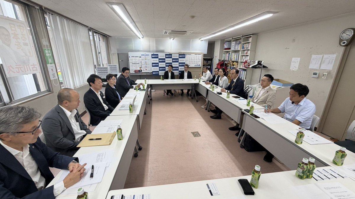 Image for the Tweet beginning: 愛知県行政書士政治連盟の竹田勲会長をはじめ役員の皆様と意見交換会を行いました。

竹田会長から要望書もお手渡しいただき、行政手続のデジタル化や災害時の支援体制など、行政書士の皆様が現場で感じておられる課題等を伺いました。

いただいたご意見を今後の政策にしっかりと生かしてまいります。 