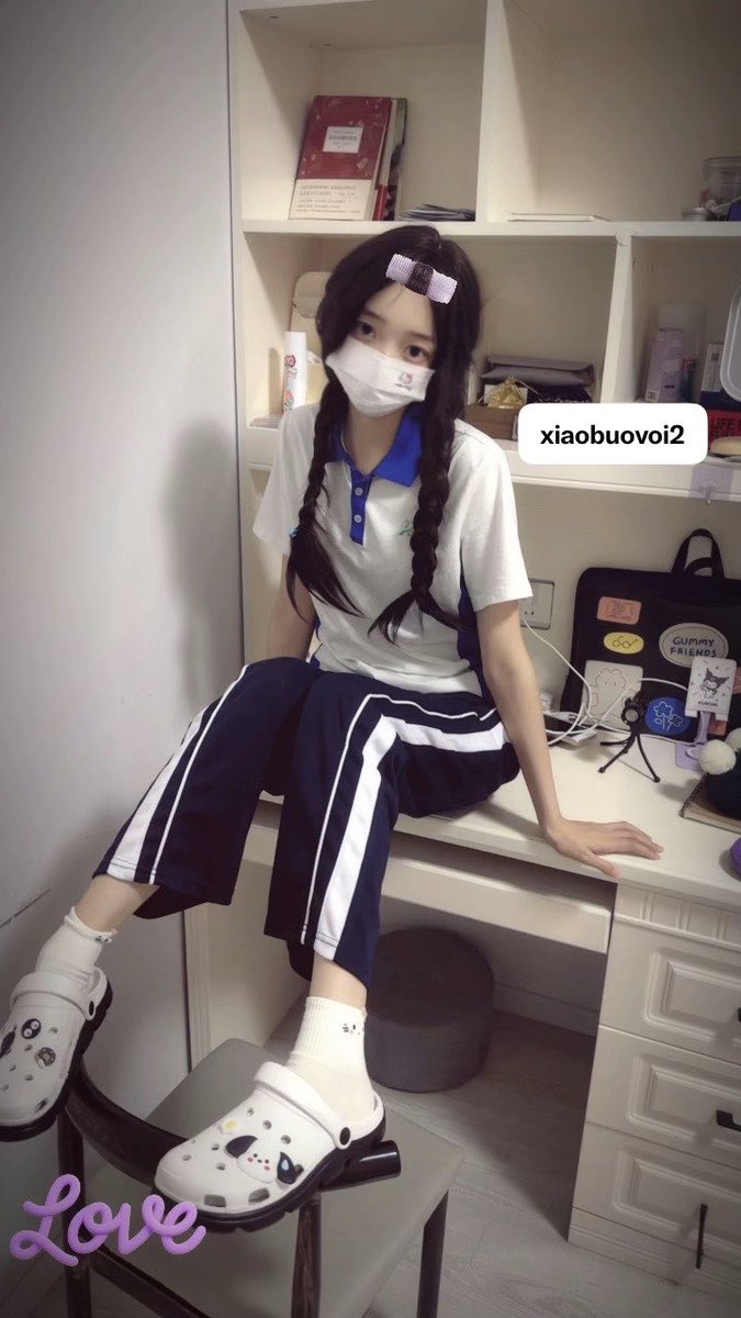 Naibu58__'s tweet photo. 吃黑丝还是白丝，还是吃鞋里的薯片 https://t.co/UmBdXYJFfa