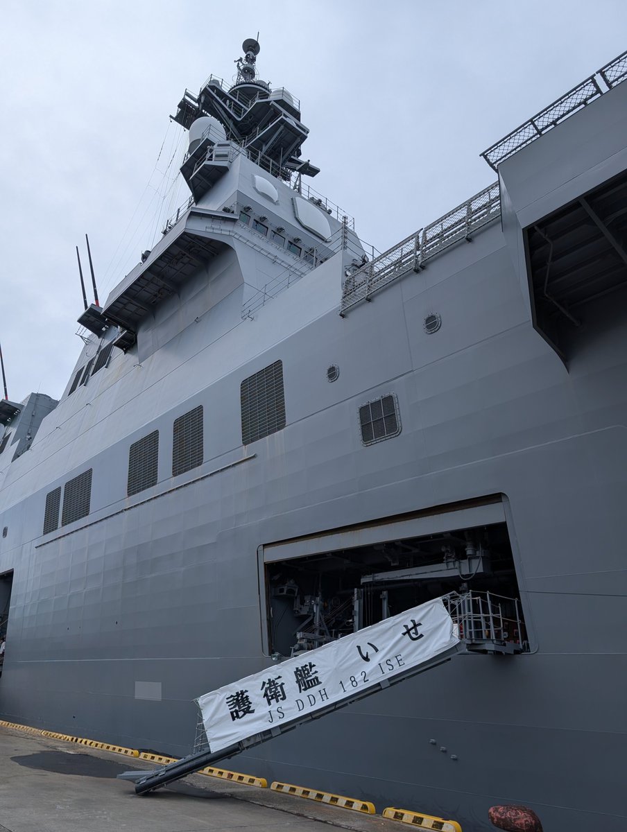 sa101974's tweet photo. そーだ護衛艦を見にいこ〜🛳️

デカい😱
DDH-182護衛艦いせ13,950トン
オスプレイもいた
デカかった😵‍💫
帰りに麺でも食べるか🍜 https://t.co/sJq6dPsxUF