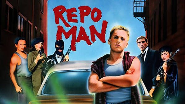 merlinpapin3's tweet photo. #AnecdoteCinéma sur le film #RepoMan , Alex Cox a visité Iggy Pop personnellement à son appartement, pour lui expliquer le film et lui demander de composer une chanson pour la bande originale. La carrière d'Iggy traversait alors une période difficile, en partie à cause du « style de vie sauvage » du chanteur, et il avait besoin d'argent et de répit. Cela a également aidé Cox à donner carte blanche à Iggy pour faire ce qu'il voulait avec la chanson. « C'était comme un don de Dieu pour m'exprimer », a déclaré Iggy à propos de cette opportunité.
Harry Dean Stanton voulait émettre un « signal de type baseball » pour Emilio Estevez dans une scène où il devait lui montrer où garer une voiture. Cox, un ennemi notoire du sport, a refusé cette suggestion. Selon Alex Cox sur le commentaire du DVD, Stanton a perdu son sang-froid : « J'ai travaillé avec les plus grands réalisateurs de tous les temps. Francis Ford Coppola. Monte Hellman. Tu sais pourquoi ils sont géniaux ? Parce qu'ils m'ont laissé faire ce que je voulais ! »
Zander Schloss, qui joue Kevin the Nerd, a fini par rejoindre le groupe punk Circle Jerks après la fin de la production. Ils jouent sur la bande originale et apparaissent dans le film dans le rôle du groupe de salon qu'Otto « n'arrive pas à croire qu'il aimait autrefois ».
Au début du tournage, ils n'avaient qu'une seule Chevy Malibu 1964. Il a été volé quelques jours après le début du tournage, obligeant l'équipe de tournage à se démener pour trouver un remplaçant. Peu de temps après avoir trouvé un remplaçant, l'original a été retrouvé intact par la police. C'était un bon moment, car environ un jour plus tard. Fox Harris a gravement endommagé l'un des Malibus en l'enfonçant accidentellement dans une pompe à essence. Sur la scène du lave-auto, l'une des pompes à essence est clairement gravement bosselée et endommagée. Il s'agit de la pompe utilisée par Fox lors d'une prise précédente.
Lorsque le personnage d'Asimov est dans la cabine téléphonique et qu'il utilise un « dispositif de codage » pour parler à Leila, son dialogue est joué à l'envers. La voix brouillée est celle d'une personne qui récite un poème du livre Alice au pays des merveilles.
La société qui fabrique les assainisseurs d'air « arbre de Noël » était l'un des sponsors du film.
L'agent Rogersz est censé avoir un bras cybernétique métallique. En raison du faible budget du film, les producteurs n'ont pas été en mesure de proposer un bras d'appui convaincant. Dans le film, son bras semble n'être rien d'autre qu'un gant en tissu métallique. L'effet bon marché a semé la confusion chez de nombreux spectateurs quant à la raison pour laquelle les autres personnages du film étaient si fascinés par son « gant ».
Pendant les deux premiers jours de tournage, Harry Dean Stanton a refusé d'apprendre ses répliques. Il a dit que Warren Oates lisez son dialogue dans »Macadam à deux voies (1971)« sur des cartes de notes collées au tableau de bord pour qu'il puisse faire de même. Alex Cox a surmonté cet obstacle en l'informant que le refus d'apprendre des lignes constituait une violation du contrat du SAG (ce qui peut être vrai ou non). Stanton a parfaitement mémorisé tout par la suite.
Tous les repo men (sauf Otto) portent le nom de bières.
Le code du Repo Man est basé sur un amalgame de sagesse donnée à Alex Cox quand il servait dans la vraie vie en tant que repo man.
Tous les produits utilisés dans le film sont génériques, notamment par leur bande bleue sur l'emballage blanc et leur texte en noir. Les cinéastes faisaient la satire d'une véritable tendance croissante dans les épiceries américaines à l'époque où, en raison de la morosité de l'économie des années 1980, les aliments génériques emballés en blanc étaient populaires. La bande bleue que l'on voit dans le film provient d'une vraie canette de bière générique à rayures bleues vendue par les supermarchés Ralphs du sud de la Californie. Les cinéastes ont choisi de s'en moquer pour montrer à quel point la vie américaine était devenue banale au début des années 1980, notamment en fabriquant leurs propres produits génériques tels que « Food - Meat Flavored », « Dry Gin » et « Drink ». Comme ces produits ne faisaient l'objet d'aucune publicité et avaient quitté discrètement les rayons des supermarchés dans les années 1990, de nombreux spectateurs modernes de ce film pensent qu'Alex Cox a lui-même inventé l'idée d'un aliment générique.
Lance Henriksen était en tête de liste pour le rôle du conducteur lobotomisé de la Chevy Malibu. Dennis Hopper a été envisagé pour le rôle de Bud, mais son comportement erratique à l'époque l'a finalement rendu inapte au rôle.
Tournage d'une scène dans laquelle Bud brandit une chauve-souris sur les frères Rodriguez, Harry Dean Stanton Je voulais une vraie batte et je l'ai utilisée en une seule prise, en la balançant imprudemment. Les autres membres de la distribution étaient (relativement) d'accord avec ça, mais Robby Müller a pris Alex Cox de côté et a déclaré : « Tout à l'heure, j'ai senti le vent d'une batte de baseball en bois passer sur mon visage. Je ne tournerai pas cette scène à moins que tous les acteurs n'utilisent des battes en plastique. » Comme on pouvait s'y attendre, Stanton était furieux lorsqu'on lui a demandé d'utiliser une batte en plastique, en criant que « Harry Dean Stanton n'utilise que de VRAIES battes de baseball ». Un véritable bras de fer s'est ensuivi au-dessus de la batte, pour le plus grand plaisir de l'équipage. Heureusement, un assistant de production à l'esprit vif a pu remplacer la batte en bois par une batte en plastique.
Selon Alex Coxautobiographie de Zander Schloss a d'abord été embauché comme assistant de production. Il avait demandé à jouer le rôle de Kevin, l'ami ringard d'Otto. Mais le rôle a d'abord été attribué à Chris Penn, qui avait demandé à plusieurs reprises à Cox un rôle dans le film, et avait initialement demandé à jouer le rôle de Lite. Cox avait déjà un acteur en particulier en tête pour Lite et, après une journée de tournage avec Penn dans le rôle de Kevin, Cox a estimé que son style était trop comique pour le ton du film. Le rôle a finalement été attribué à Schloss.
Toutes les voitures (plus la moto de police) sont équipées de désodorisants en pin, tout comme Miller Tracey Walter raconte quand Otto dépose sa première voiture reprise de possession.
Alex CoxSon ami, Tod Davies, l'a convaincu de choisir Harry Dean Stanton dans le rôle de Bud en décrivant Stanton comme étant le « grand vestige de l'apparence du Far West et des cadavres » idéale. Cox, cependant, n'avait pas besoin de beaucoup de conviction, ayant adoré le travail de Stanton dans »Macadam à deux voies (1971)« et »Lanton Mills (1969). »
Dave Schaffer J'ai remarqué que Alex Cox n'avait pas sa propre voiture et lui a suggéré d'utiliser le Malibu comme moyen de transport personnel, évitant ainsi à Schaffer d'avoir à faire appel à un Teamster pour s'en occuper. Un soir, Cox a conduit la Malibu aux bureaux d'Edge City à Venise pour confronter ses producteurs à propos de Muller et de la lenteur du tournage. Alors qu'ils étaient perdus dans une conversation animée, le Malibu a été volé. Les scènes impliquant la voiture ont été reprogrammées et les Teamsters ont lancé une recherche effrénée pour trouver une voiture similaire. Finalement, l'un d'eux a été trouvé et des experts techniques ont travaillé dessus pour le faire ressembler au véhicule volé. Juste au moment où ils l'ont fait, le vieux Malibu a été retrouvé abandonné à Riverdale. Le bon côté des choses, c'est qu'ils possédaient désormais deux « voitures de héros ».
@FredOL69007
❤️si vous aimez