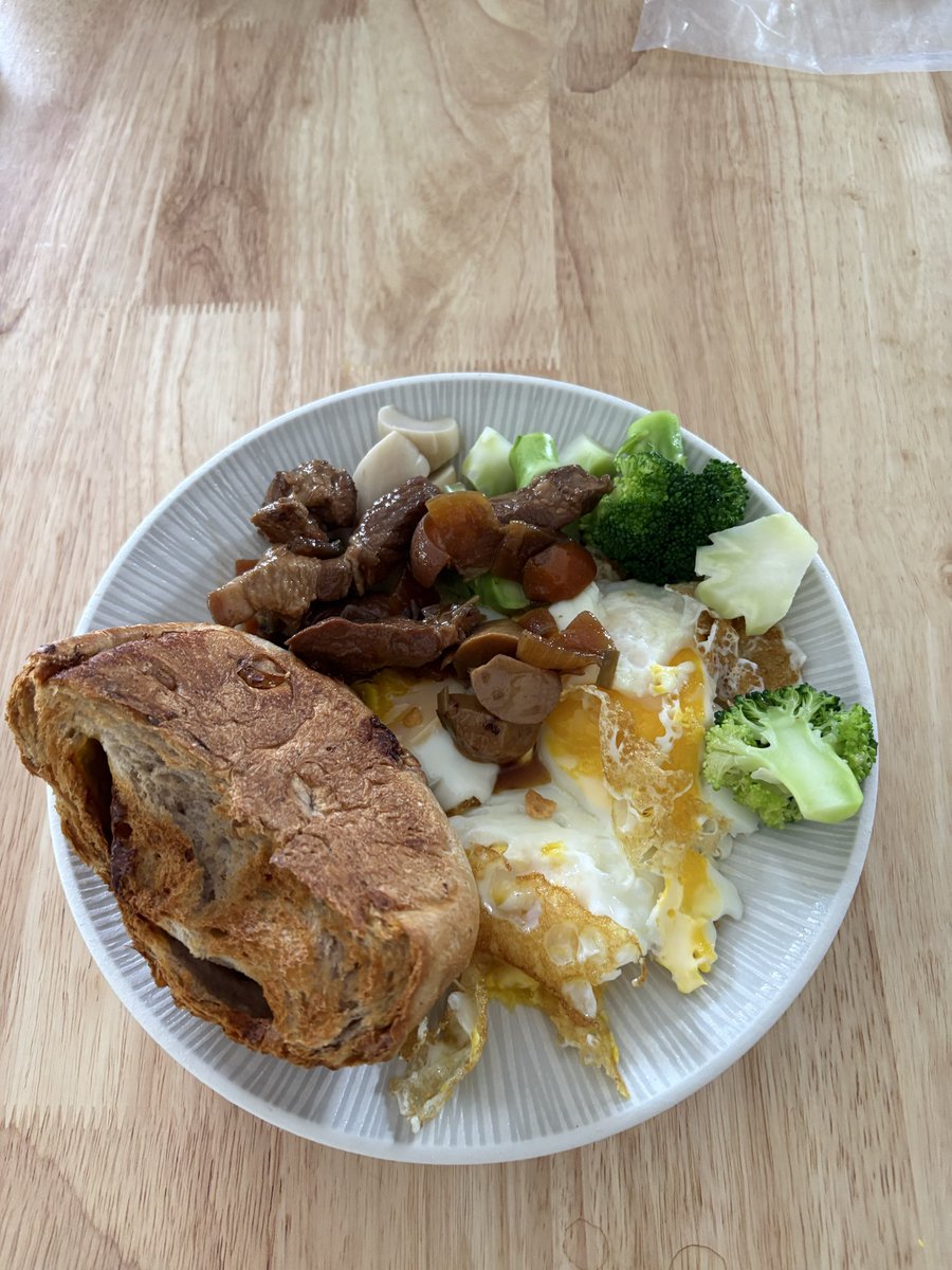 Hank06313259's tweet photo. 自己的早餐自己做
酸種麵包配燉肉與蔬菜
#宜蘭
#早餐 https://t.co/aNAxVGkOM3