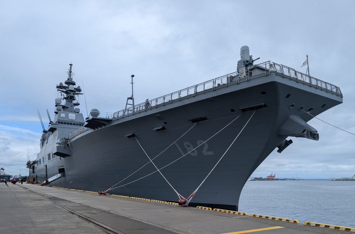 sa101974's tweet photo. そーだ護衛艦を見にいこ〜🛳️

デカい😱
DDH-182護衛艦いせ13,950トン
オスプレイもいた
デカかった😵‍💫
帰りに麺でも食べるか🍜 https://t.co/sJq6dPsxUF