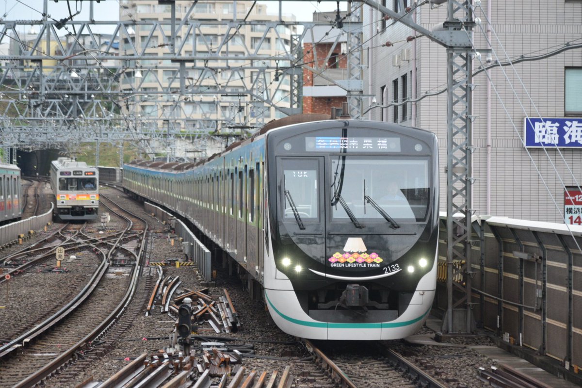 atlas1032's tweet photo. 14:48に溝の口駅上りホーム中央林間方で撮った東急2133Fの各駅停車南栗橋行です。この編成を撮ったのは初めてです。#東急電鉄 #田園都市線 #東急田園都市線 #2020系 #東急2020系 #東京メトロ #半蔵門線 #東京メトロ半蔵門線 #東武鉄道 #伊勢崎線 #日光線 #東武伊勢崎線 #東武日光線 https://t.co/pLRTi4swZK
