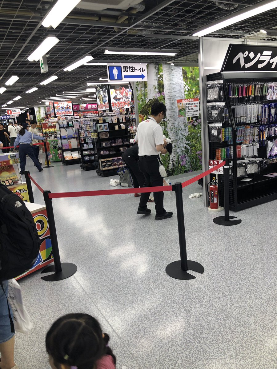 sgCjuMwPgr31471's tweet photo. うおおおおお池袋ヨドバシでリアルタイムうんこテロきたあああ！！！ https://t.co/m7Eu7rJmWa