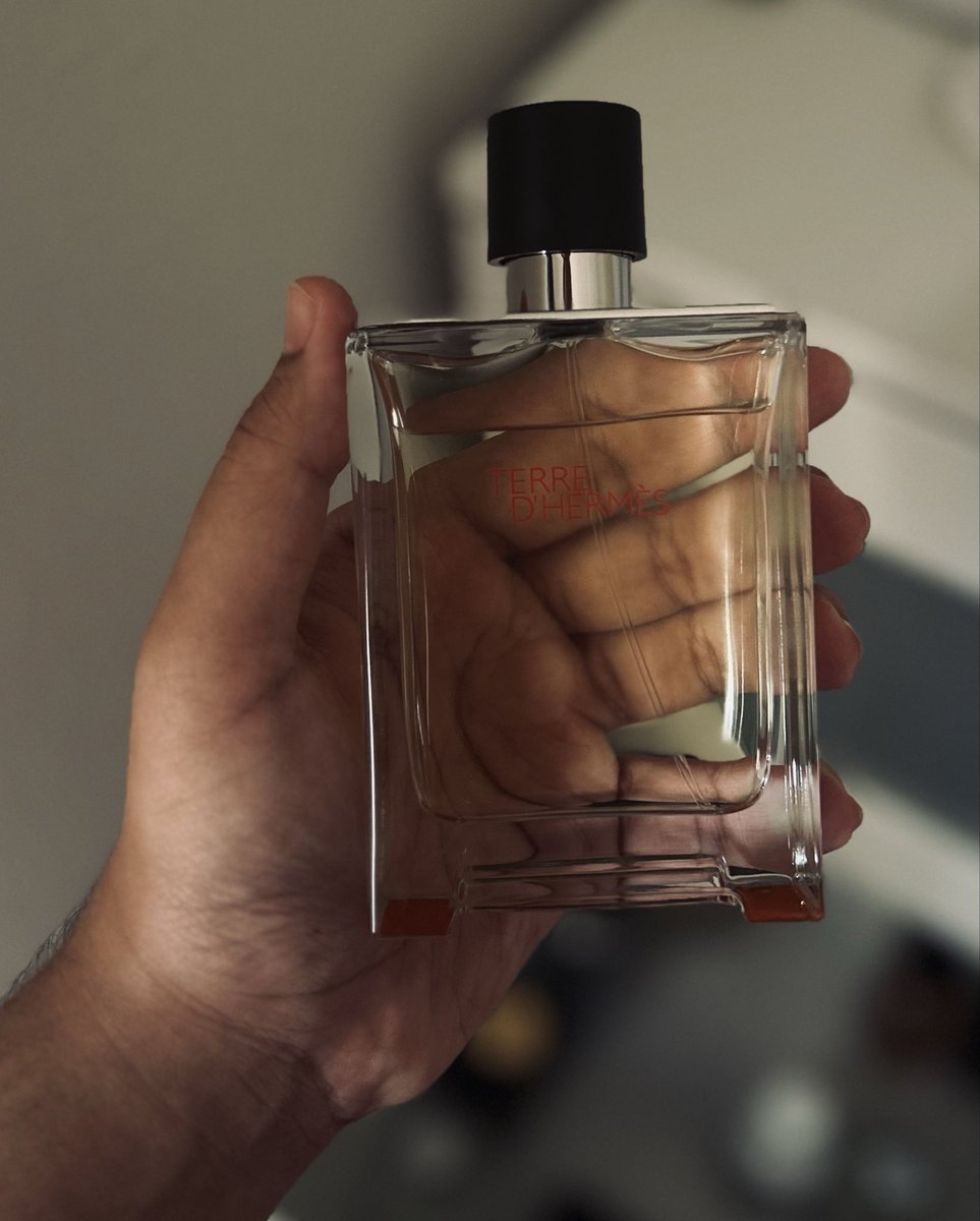 perfumelover01's tweet photo. كل ما تشم هذا العطر 
يزداد احترامك وتقديرك له ايقونة حق وحقيق 

صراحة من التحف العطرية في عالم العطور التي لن يأتي مثلها من ناحية الشهرة والجودة والسعر والجمال 

من توب ١٠ افضل عطور في تاريخ العطور 

ايقونة هيرمس EDT 

مع احترامي لجميع النسخ الجميلة لكن EDT.

#رابطة_عشاق_العطور https://t.co/WPtYZaq8j1