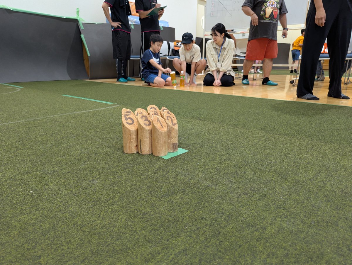 hiratsuka_2003's tweet photo. ででん！
今日の寺子屋は体育振興会さんとのコラボ٩(๑>∀<๑)۶
モルック大会をしてとっても盛り上がりました✨
待機中も参加してるチームを応援していてすばらし(*´ ˘ `*)

モルックって初めてでもこんなに楽しく遊べるんだなぁと感心しました！

#平塚 #寺子屋 #ボランティア募集中 https://t.co/TD3sg4nXU8