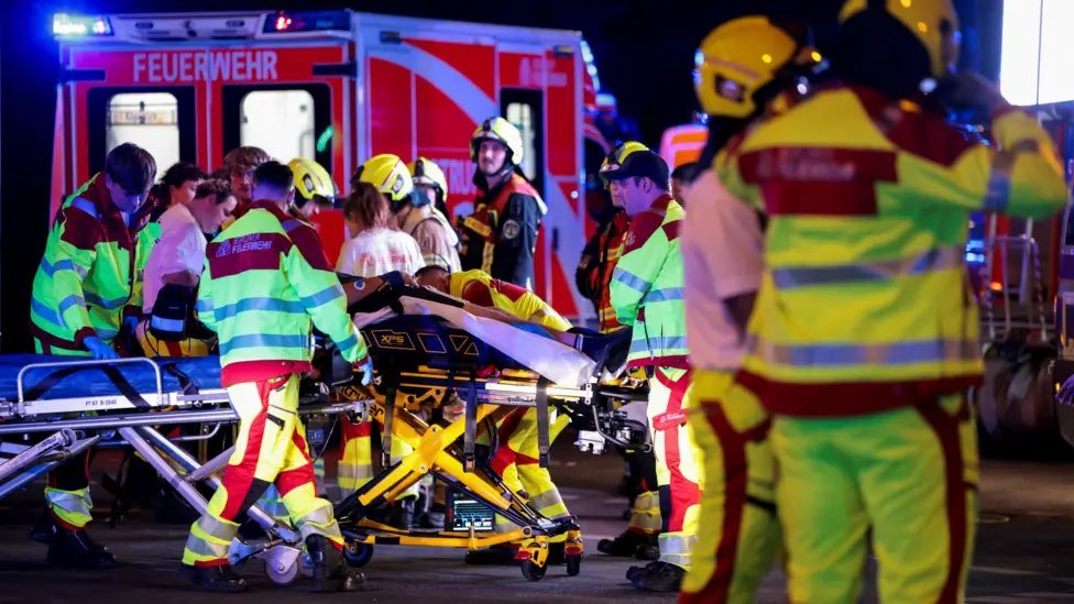 hermanntertsch's tweet photo. El ataque ayer contra la Gay Parade en Berlín con un muerto y varios heridos como balance provisional fue cometido
por un inmigrante musulmán de 21 años que está convencido de que se gana el cielo matando infieles de diverso tipo.
A quienes avisan de estas cosas los llaman islamófobos. A quienes dicen que los musulmanes se integran perfectamente en Europa
se les olvidarán el muerto y los heridos en cuestión de minutos.