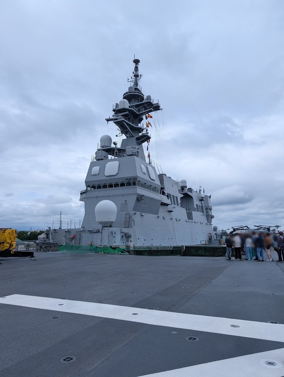 sa101974's tweet photo. そーだ護衛艦を見にいこ〜🛳️

デカい😱
DDH-182護衛艦いせ13,950トン
オスプレイもいた
デカかった😵‍💫
帰りに麺でも食べるか🍜 https://t.co/sJq6dPsxUF