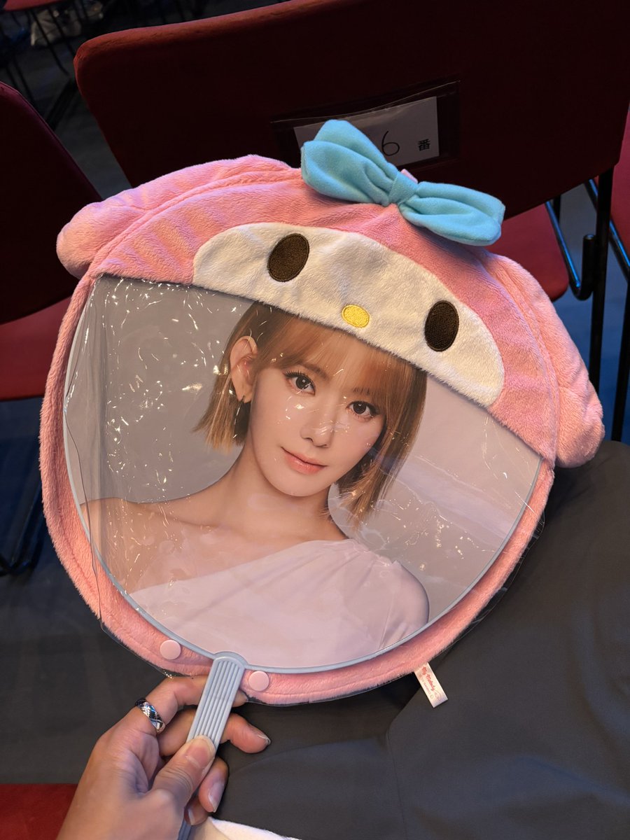msk_one2403's tweet photo. サウンドチェック、マイメロうちわ見せたら、ウサ耳で反応してくれた🐰（自分にと信じてる。笑）
#SAKURA #사쿠라 #宮脇咲良 #sakumail 
#LESSERAFIM #르세라핌 #ルセラフィム
#PUREFLOW_IN_JAPAN https://t.co/fIeuuUtFRD