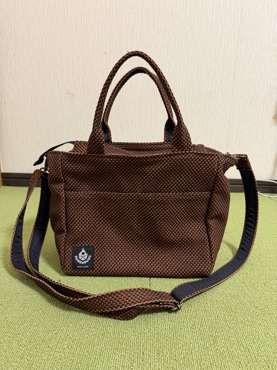 sunemount's tweet photo. sunemount ミニートート販売開始です
珍しい茶色の刺子のバッグです
ゴルフのカートバッグにもピッタリ!
限定販売なのでお早めに

価格:9900円税込
豊橋市中浜町のしぜん堂で販売中
電話0532-26-8705

#かわいいトートバッグ 
#カートバッグ 
#刺子 https://t.co/yIvH76sgyw
