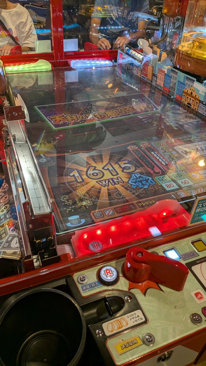 kyaroro1989's tweet photo. ちょっとした時間つぶしにメダルゲームやったら、ジャックポット当ててしまった🤣
でも、すぐに店を出ないといけないので、この状態で横にいた親子に席を譲ったwww https://t.co/GfoW2jd0kp