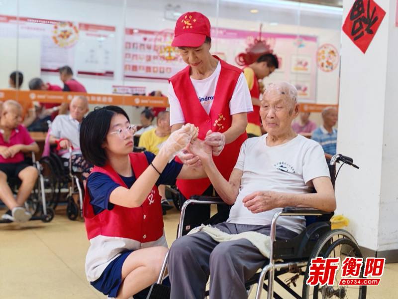PearlyJordison's tweet photo. [本周去社区养老院帮长辈们调试智能设备、读报纸，看着他们笑的样子，突然觉得“微小的付出，真的能暖到心坎里” 志愿打卡√]， https://t.co/JtEZRasZMn