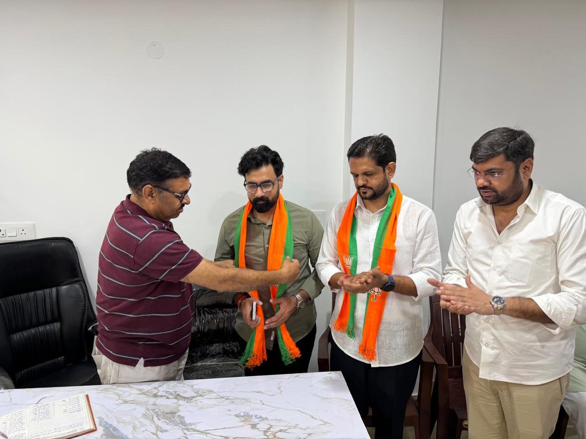 amittanwarbjp's tweet photo. आज छत्तरपुर विधानसभा के छत्तरपुर मंडल में प्रधानमंत्री श्री नरेंद्र मोदी जी के मन की बात का कार्यक्रम बूथ नंबर 121 पर परमार्थ सेवा समिति(RWA) के पदाधिकारियों के साथ सुना ! साथ में जिला महामंत्री श्री हितेंद्र शर्मा जी एवं जिला श्री प्रवक्ता संदीप खटाना जी !
#MannKiBaat https://t.co/G6YxDtKm4u