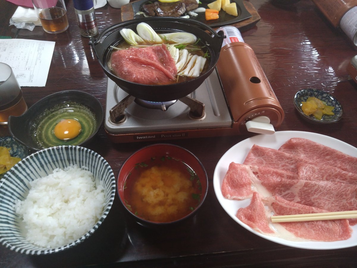 mtvalley51's tweet photo. ミートピア@米沢市

牛鍋定食。
愉快な仲間たちと米沢へ。上杉神社はスルーして、ミートピアに一直線。
美しい米沢牛、もはや宝石です。 https://t.co/0mv16VlvPm