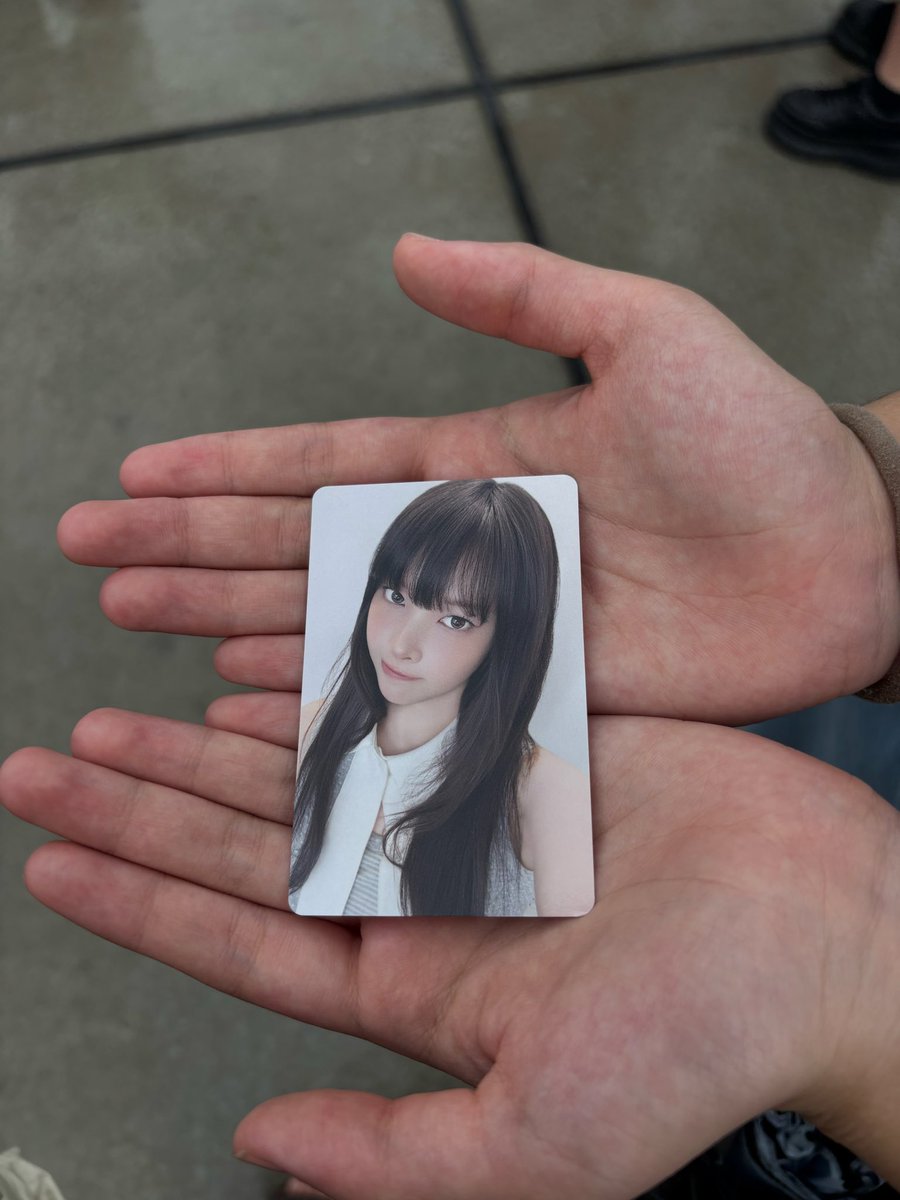 arIS918's tweet photo. ILLIT PRESS START in JAPAN FC特典 トレカ 交換

譲　ユナ
求　イロハ

本日ライブ会場におります。
お気軽にお声掛けください🌟
#illit #illit交換 https://t.co/Ab4eUdn4PI