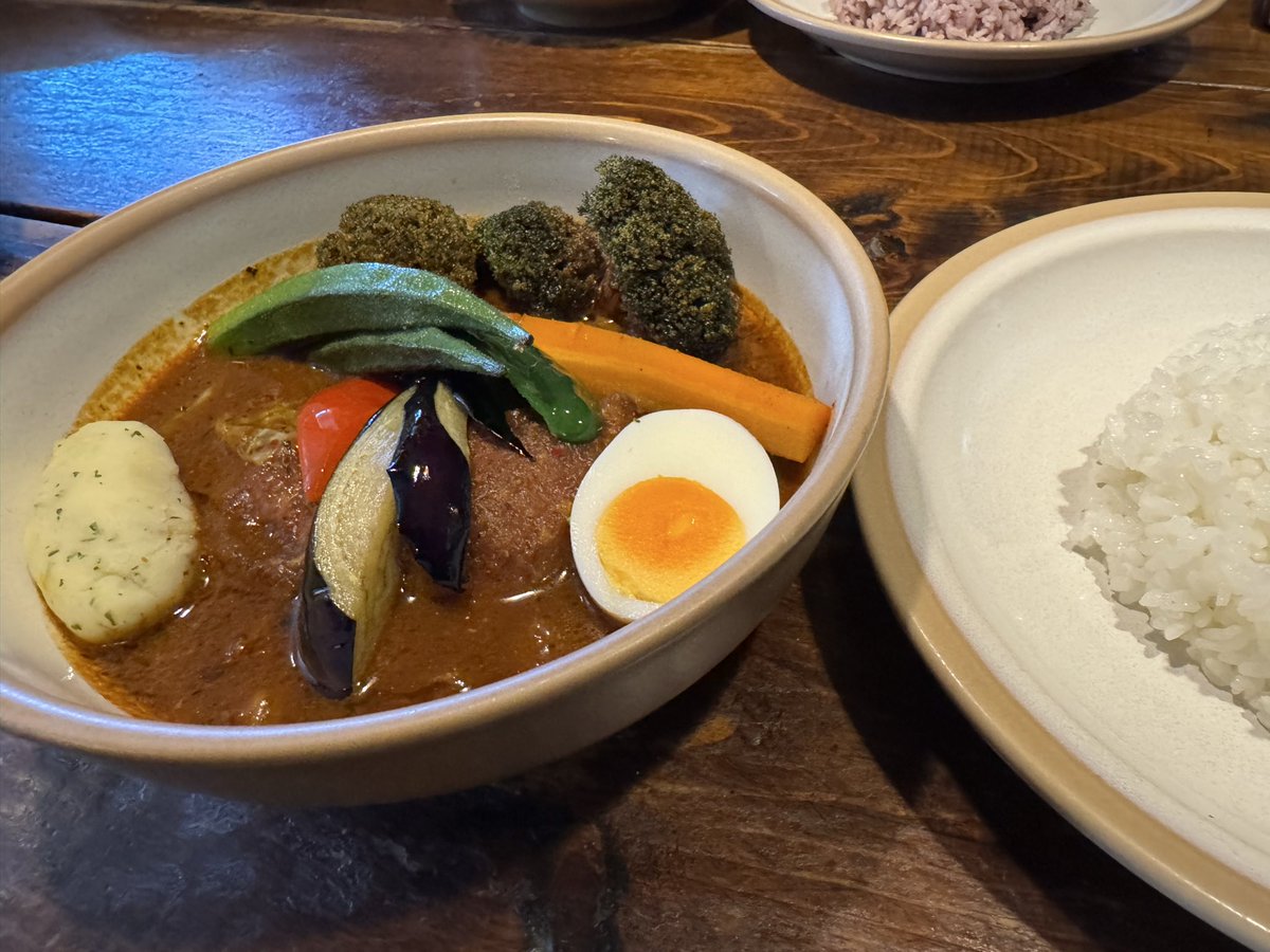 mizubond's tweet photo. 藤乃屋のチキンカレーを頂きました
北海道のスープカレーはどれも美味しいけど、ここのスパイスは自分ちょうど良い感じでした。
チキンも外側カリッとしてて絶品だったな。 https://t.co/Ed2yh4r8Mq