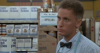 merlinpapin3's tweet photo. #DéfiCinéClassique2026 Juillet 2026 (Harry Dean Staton ) Vu le Film #RepoMan de Alex Cox (1985) avec Emilio Estevez Olivia Barash Harry Sean Stanton Jimmy Buffet Jennifer Balgobin Tracey Walter
Bienvenue dans un monde où les punks côtoient les extra-terrestres, où une Chevrolet de 1964 vaut plus que tous les lingots de Fort Knox, où les types chargés de récupérer des voitures deviennent des chasseurs de primes malgré eux. Bienvenue dans Repo Man, un OVNI cinématographique comme les années 80 savaient en fabriquer.
Un film complètement punk... avec un punk comme héros !
Otto Maddox, interprété par le toujours formidable Emilio Estevez, est un jeune rebelle qui traîne ses Doc Martens, ses cheveux en bataille et son mépris de la société dans un Los Angeles totalement déglingué. Viré de son boulot, lâché par ses copains, incompris par ses parents, Otto erre sans véritable but... jusqu'à sa rencontre avec Bud, un "Repo Man" vétéran campé par l'immense Harry Dean Stanton.
Un Repo Man, c'est quoi ? C'est un type payé pour récupérer les voitures des mauvais payeurs. Dit comme ça, ça paraît presque administratif. Chez Alex Cox, cela devient une profession à mi-chemin entre le cow-boy, le mercenaire et le philosophe de comptoir.
Bud devient rapidement le père spirituel d'Otto et lui apprend toutes les ficelles du métier. Enfin... presque. Car dans Repo Man, rien ne se passe normalement.
Une mystérieuse Chevrolet Malibu de 1964 est recherchée par absolument tout le monde. Des Repo Men concurrents, des agents gouvernementaux, des scientifiques complètement timbrés, des marginaux, des criminels... Tous veulent mettre la main dessus sans vraiment savoir ce qu'elle contient.
Et lorsqu'on découvre enfin son secret...
On comprend pourquoi ce film est devenu culte.
Je ne dévoilerai rien, mais disons simplement qu'Alex Cox démarre comme un polar urbain, poursuit comme un road movie totalement barré et termine dans un délire de science-fiction flirtant avec le fantastique. Plus le film avance, plus il semble perdre la raison... et c'est précisément ce qui le rend aussi jouissif.
Il y a dans certaines scènes une folie qui annonce presque Bad Taste de Peter Jackson. Ce même goût pour le grand n'importe quoi, les situations absurdes, les personnages qui semblent avoir échappé d'un asile et cette impression permanente que personne n'a dit au réalisateur qu'il existait des limites.
Même si la réalisation n'est pas toujours à la hauteur de ses ambitions, le fun prend immédiatement le dessus. Impossible de bouder son plaisir devant un tel chaos organisé.
Alex Cox, qui réalisera quelques années plus tard le passionnant Sid & Nancy, consacré à Sid Vicious et Nancy Spungen, affichait déjà ici tout son amour pour la culture punk. On ne sent jamais un réalisateur qui observe ce mouvement de loin. On sent un cinéaste qui le vit, qui le respire et qui en partage toute l'énergie anarchique.
La bande originale participe énormément à cette réussite. Impossible d'imaginer un autre habillage sonore. Chaque morceau transpire le punk rock et accompagne parfaitement cette galerie de personnages complètement allumés.
Car des personnages hors du commun, le film en déborde. Des Repo Men philosophes, des agents fédéraux dépassés, des savants illuminés, des marginaux, des complotistes, des malfrats... tout ce petit monde se lance dans une chasse délirante derrière cette automobile atomique qui cache un secret qu'on n'est pas près d'oublier.
Emilio Estevez est absolument parfait. Il apporte à Otto une vraie fraîcheur, beaucoup d'humour et juste ce qu'il faut d'insolence pour devenir immédiatement sympathique. Face à lui, Harry Dean Stanton est impérial. Son Bud est bourru, ironique, fatigué de la vie mais incroyablement attachant. Leur duo fonctionne à merveille et donne au film une véritable colonne vertébrale au milieu de cette douce folie.
On rit très souvent tellement tout est farfelu, invraisemblable et totalement imprévisible. Chaque scène semble vouloir surprendre la précédente. Dès qu'on croit avoir compris où le scénario nous emmène, Alex Cox balance un énorme doigt d'honneur aux conventions et repart dans une autre direction.
C'est un cocktail explosif entre polar, satire sociale, science-fiction, fantastique et humour noir. Un mélange qui, sur le papier, ne devrait jamais fonctionner... et pourtant, il fonctionne.
Repo Man est de ces films qu'on ne regardait pas simplement. On se les échangeait en VHS sous le manteau entre copains, comme un secret bien gardé réservé aux amateurs de cinéma déjanté. Il faisait partie de ces K7 usées jusqu'à la corde, qu'on rembobinait avec le même plaisir à chaque visionnage.
Farfelu ? Complètement.
Bizarre ? Évidemment.
Inclassable ? Plus que jamais.
Et c'est justement pour ça qu'on l'aime. Parce qu'il refuse d'être un film comme les autres. Il préfère enfiler son blouson de cuir, monter le son, écraser l'accélérateur et partir dans un délire atomique dont seuls les années 80 avaient le secret.
Une véritable bombe punk qui n'a jamais cherché à plaire à tout le monde... et qui est devenue, pour cette raison, un authentique film culte.
❤️si vous aimez
--------------------------------