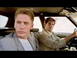 merlinpapin3's tweet photo. #DéfiCinéClassique2026 Juillet 2026 (Harry Dean Staton ) Vu le Film #RepoMan de Alex Cox (1985) avec Emilio Estevez Olivia Barash Harry Sean Stanton Jimmy Buffet Jennifer Balgobin Tracey Walter
Bienvenue dans un monde où les punks côtoient les extra-terrestres, où une Chevrolet de 1964 vaut plus que tous les lingots de Fort Knox, où les types chargés de récupérer des voitures deviennent des chasseurs de primes malgré eux. Bienvenue dans Repo Man, un OVNI cinématographique comme les années 80 savaient en fabriquer.
Un film complètement punk... avec un punk comme héros !
Otto Maddox, interprété par le toujours formidable Emilio Estevez, est un jeune rebelle qui traîne ses Doc Martens, ses cheveux en bataille et son mépris de la société dans un Los Angeles totalement déglingué. Viré de son boulot, lâché par ses copains, incompris par ses parents, Otto erre sans véritable but... jusqu'à sa rencontre avec Bud, un "Repo Man" vétéran campé par l'immense Harry Dean Stanton.
Un Repo Man, c'est quoi ? C'est un type payé pour récupérer les voitures des mauvais payeurs. Dit comme ça, ça paraît presque administratif. Chez Alex Cox, cela devient une profession à mi-chemin entre le cow-boy, le mercenaire et le philosophe de comptoir.
Bud devient rapidement le père spirituel d'Otto et lui apprend toutes les ficelles du métier. Enfin... presque. Car dans Repo Man, rien ne se passe normalement.
Une mystérieuse Chevrolet Malibu de 1964 est recherchée par absolument tout le monde. Des Repo Men concurrents, des agents gouvernementaux, des scientifiques complètement timbrés, des marginaux, des criminels... Tous veulent mettre la main dessus sans vraiment savoir ce qu'elle contient.
Et lorsqu'on découvre enfin son secret...
On comprend pourquoi ce film est devenu culte.
Je ne dévoilerai rien, mais disons simplement qu'Alex Cox démarre comme un polar urbain, poursuit comme un road movie totalement barré et termine dans un délire de science-fiction flirtant avec le fantastique. Plus le film avance, plus il semble perdre la raison... et c'est précisément ce qui le rend aussi jouissif.
Il y a dans certaines scènes une folie qui annonce presque Bad Taste de Peter Jackson. Ce même goût pour le grand n'importe quoi, les situations absurdes, les personnages qui semblent avoir échappé d'un asile et cette impression permanente que personne n'a dit au réalisateur qu'il existait des limites.
Même si la réalisation n'est pas toujours à la hauteur de ses ambitions, le fun prend immédiatement le dessus. Impossible de bouder son plaisir devant un tel chaos organisé.
Alex Cox, qui réalisera quelques années plus tard le passionnant Sid & Nancy, consacré à Sid Vicious et Nancy Spungen, affichait déjà ici tout son amour pour la culture punk. On ne sent jamais un réalisateur qui observe ce mouvement de loin. On sent un cinéaste qui le vit, qui le respire et qui en partage toute l'énergie anarchique.
La bande originale participe énormément à cette réussite. Impossible d'imaginer un autre habillage sonore. Chaque morceau transpire le punk rock et accompagne parfaitement cette galerie de personnages complètement allumés.
Car des personnages hors du commun, le film en déborde. Des Repo Men philosophes, des agents fédéraux dépassés, des savants illuminés, des marginaux, des complotistes, des malfrats... tout ce petit monde se lance dans une chasse délirante derrière cette automobile atomique qui cache un secret qu'on n'est pas près d'oublier.
Emilio Estevez est absolument parfait. Il apporte à Otto une vraie fraîcheur, beaucoup d'humour et juste ce qu'il faut d'insolence pour devenir immédiatement sympathique. Face à lui, Harry Dean Stanton est impérial. Son Bud est bourru, ironique, fatigué de la vie mais incroyablement attachant. Leur duo fonctionne à merveille et donne au film une véritable colonne vertébrale au milieu de cette douce folie.
On rit très souvent tellement tout est farfelu, invraisemblable et totalement imprévisible. Chaque scène semble vouloir surprendre la précédente. Dès qu'on croit avoir compris où le scénario nous emmène, Alex Cox balance un énorme doigt d'honneur aux conventions et repart dans une autre direction.
C'est un cocktail explosif entre polar, satire sociale, science-fiction, fantastique et humour noir. Un mélange qui, sur le papier, ne devrait jamais fonctionner... et pourtant, il fonctionne.
Repo Man est de ces films qu'on ne regardait pas simplement. On se les échangeait en VHS sous le manteau entre copains, comme un secret bien gardé réservé aux amateurs de cinéma déjanté. Il faisait partie de ces K7 usées jusqu'à la corde, qu'on rembobinait avec le même plaisir à chaque visionnage.
Farfelu ? Complètement.
Bizarre ? Évidemment.
Inclassable ? Plus que jamais.
Et c'est justement pour ça qu'on l'aime. Parce qu'il refuse d'être un film comme les autres. Il préfère enfiler son blouson de cuir, monter le son, écraser l'accélérateur et partir dans un délire atomique dont seuls les années 80 avaient le secret.
Une véritable bombe punk qui n'a jamais cherché à plaire à tout le monde... et qui est devenue, pour cette raison, un authentique film culte.
❤️si vous aimez
--------------------------------
