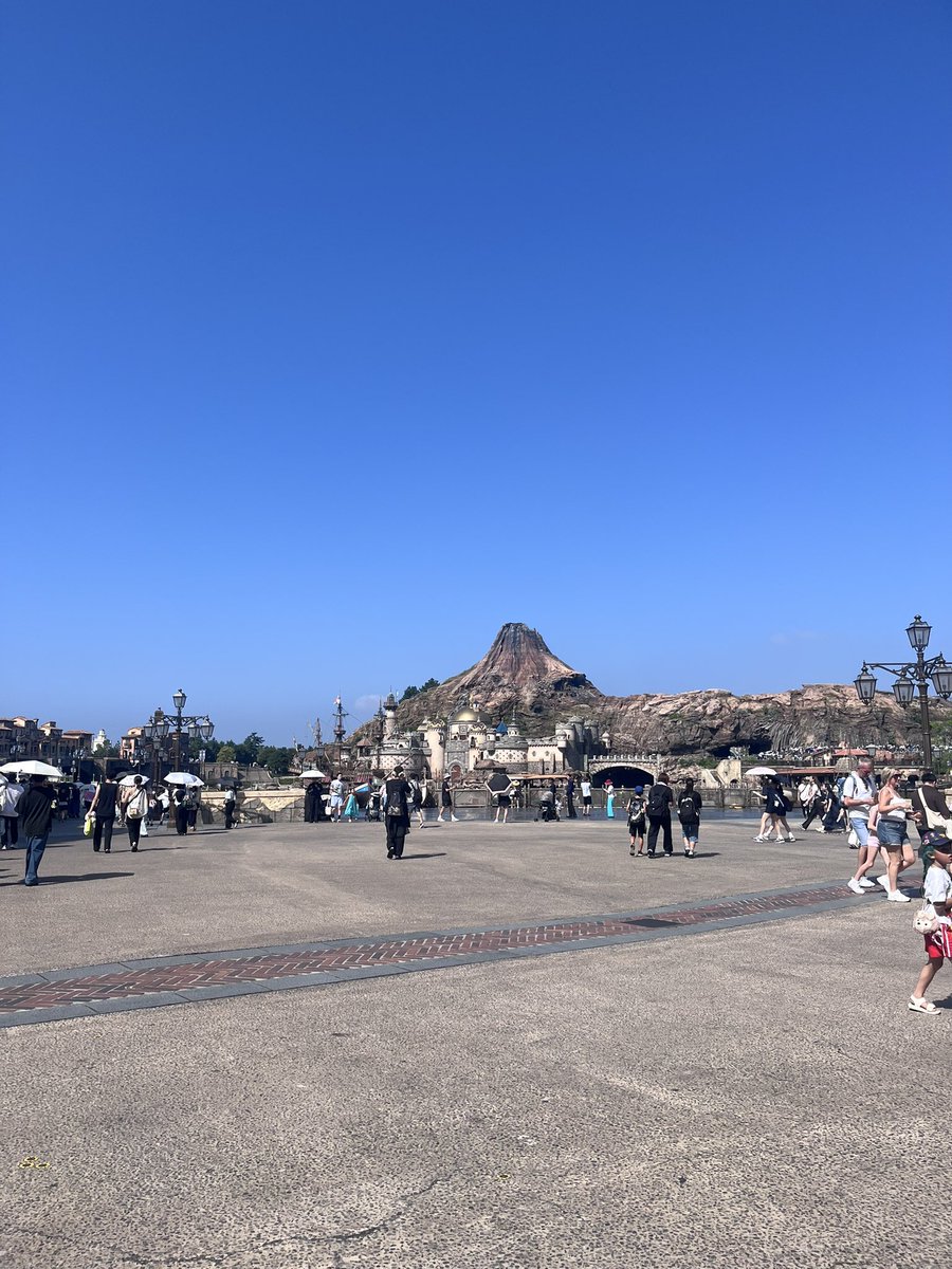 iruka0910's tweet photo. 昨日！今年初ディズニーだった！ジュビリーブルーの25周年🩵🧊🫧🪼 https://t.co/ygCSy2ATEP