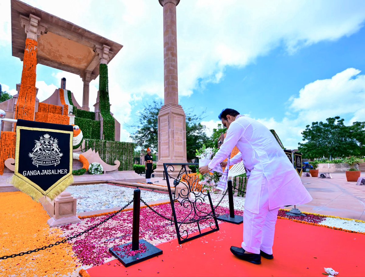 BhajanlalBjp's tweet photo. आज कारगिल विजय दिवस के अवसर पर जयपुर स्थित अमर जवान ज्योति पर राष्ट्र की एकता, अखंडता और संप्रभुता की रक्षा हेतु अपना सर्वोच्च बलिदान देने वाले अमर सैनिकों को पुष्पांजलि अर्पित कर भावभीनी श्रद्धांजलि दी।

कारगिल की विजय भारतीय सैनिकों के अदम्य साहस, अनुशासन, पराक्रम और अटूट राष्ट्रनिष्ठा का अमर प्रतीक है। माँ भारती की रक्षा के लिए दिया गया उनका सर्वोच्च बलिदान प्रत्येक भारतीय को राष्ट्रहित को सर्वोपरि रखते हुए कर्तव्यपथ पर अडिग रहने की प्रेरणा देता रहेगा।

जय हिंद!
भारत माता की जय!

#KargilVijayDivas