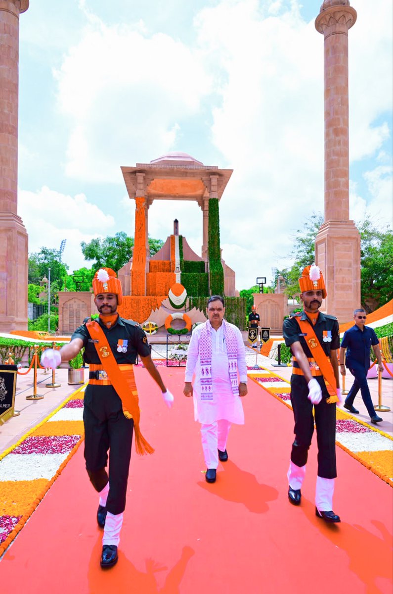BhajanlalBjp's tweet photo. आज कारगिल विजय दिवस के अवसर पर जयपुर स्थित अमर जवान ज्योति पर राष्ट्र की एकता, अखंडता और संप्रभुता की रक्षा हेतु अपना सर्वोच्च बलिदान देने वाले अमर सैनिकों को पुष्पांजलि अर्पित कर भावभीनी श्रद्धांजलि दी।

कारगिल की विजय भारतीय सैनिकों के अदम्य साहस, अनुशासन, पराक्रम और अटूट राष्ट्रनिष्ठा का अमर प्रतीक है। माँ भारती की रक्षा के लिए दिया गया उनका सर्वोच्च बलिदान प्रत्येक भारतीय को राष्ट्रहित को सर्वोपरि रखते हुए कर्तव्यपथ पर अडिग रहने की प्रेरणा देता रहेगा।

जय हिंद!
भारत माता की जय!

#KargilVijayDivas
