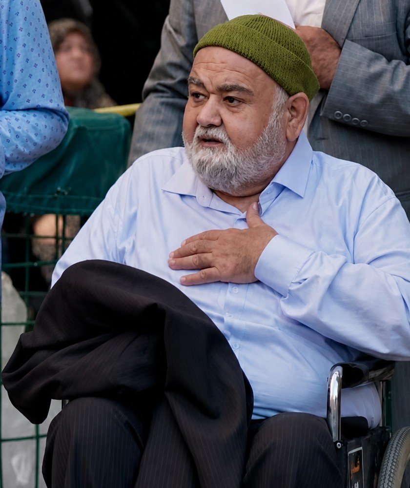 agaye_majd's tweet photo. اکبر عبدی اهل‌بیتی بود...
محرم‌ها روضه‌ی امام حسینش رو می‌رفت،
قبل از فوتش هم آخرین زیارت امام رضاش رو به جا آورد.
لطفاً برای مراسماتش دو دقیقه روشن‌فکر نباشید و کف و سوت نزنید. https://t.co/SPWxaWPN2o