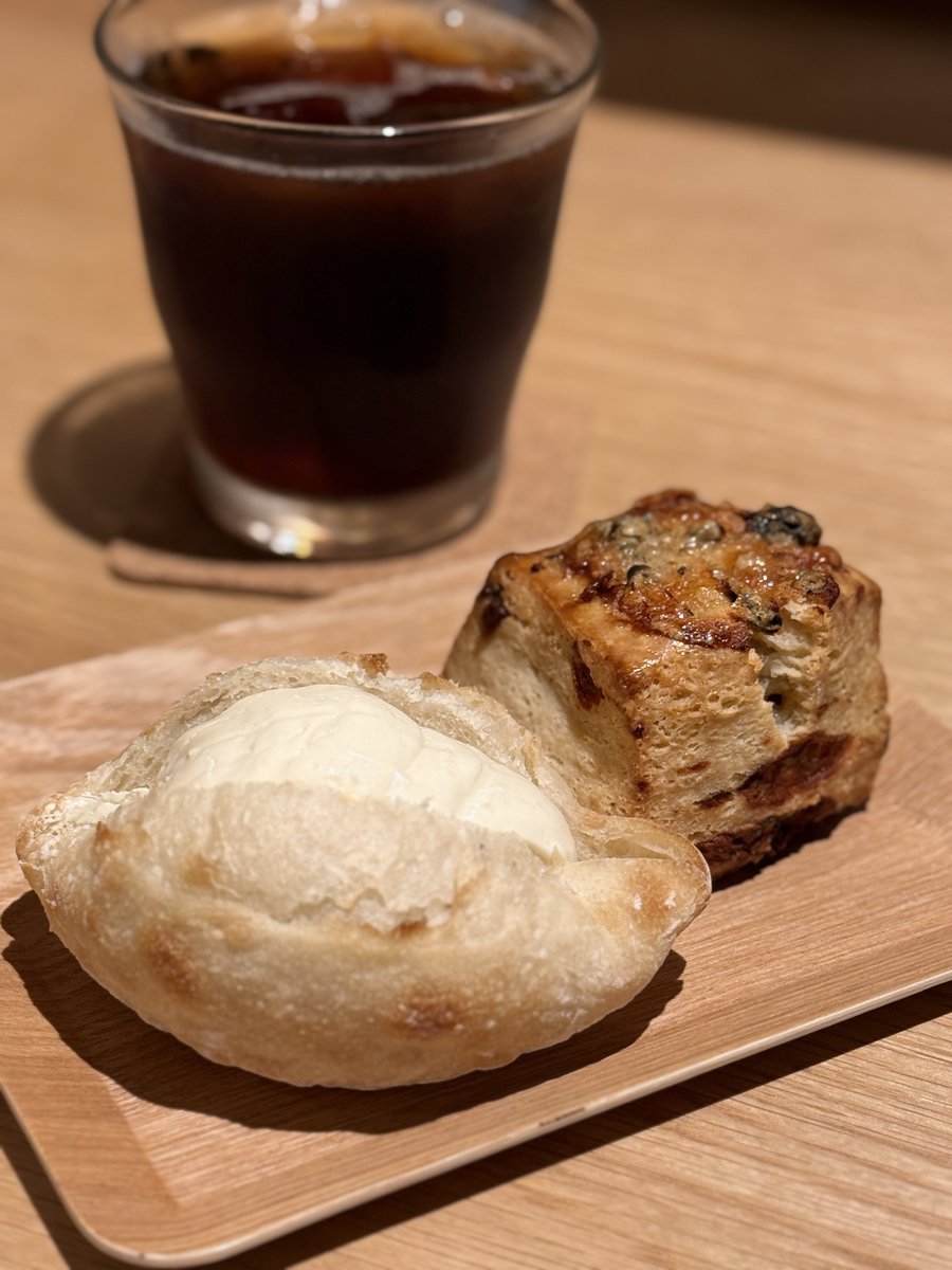 milch_honig_'s tweet photo. 昨日買ったThinkのミルクフランス。
もっちもちのパンにたっぷりクリームが入ってて、これまでのミルクフランスの概念が覆された…。
一緒に買ったゴルゴンゾーラのスコーンもやばいくらい美味しかった！ https://t.co/2yV01WqwCt
