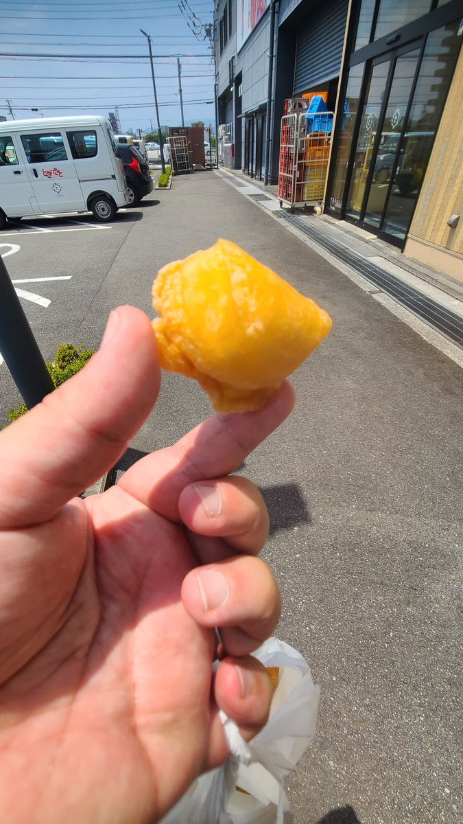 yamayu_LR2's tweet photo. いも天食べてアンパンマン列車を眺めて
息子と大満足! https://t.co/YtPImz4PLe