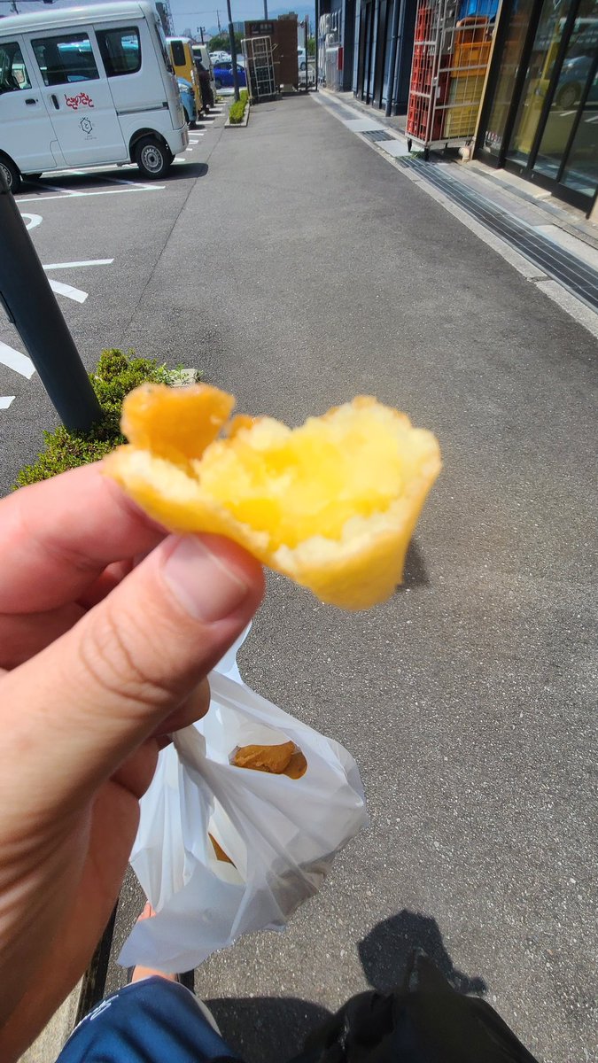 yamayu_LR2's tweet photo. いも天食べてアンパンマン列車を眺めて
息子と大満足! https://t.co/YtPImz4PLe