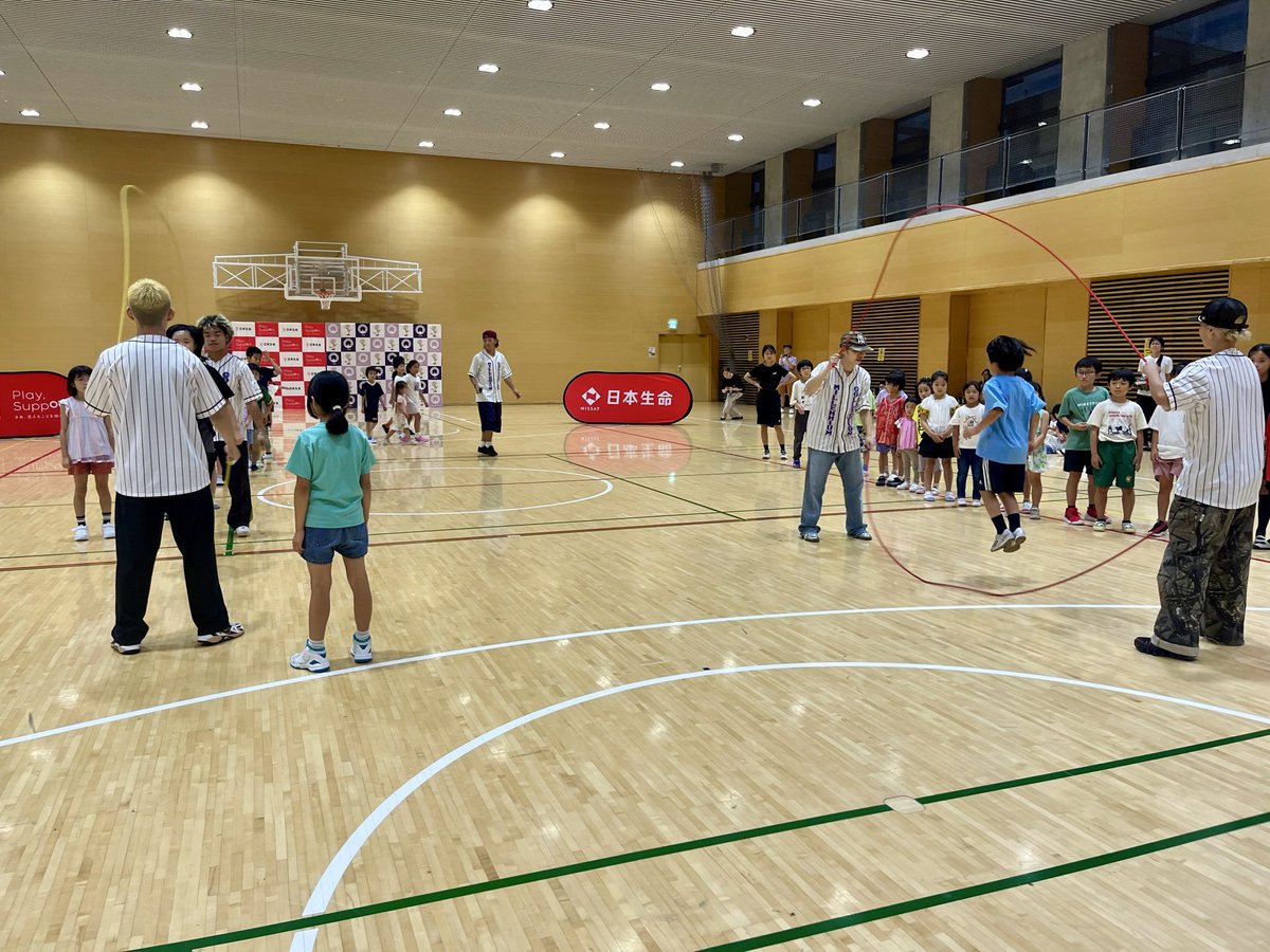 tattaka_mitaka's tweet photo. ⋱ 🤸♀️「なわとび教室」開催🤸⋰
#三鷹市 #日本生命武蔵野支社 #三鷹市スポーツと文化財団 で共催‼️
講師は、世界大会でも優勝経験のあるプロチーム #MillenniumCollection の皆さん✨️圧巻のパフォーマンスだった✨️✨️
ダブルダッチにも挑戦したよ!みんなカッコ良い😎
なわとびって楽しいね🎶 https://t.co/gMwZZIBDji